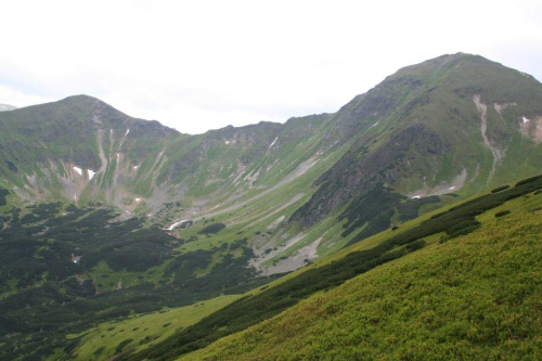 Łopata (po lewej) i Wołowiec; w dole Wyżnia Dolina Chochołowska