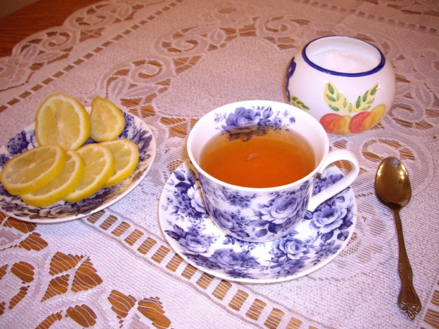 goraca herbatka z cytrynka :)