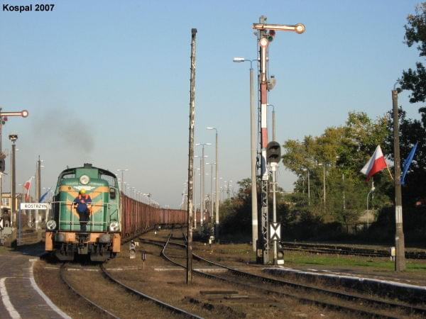 15.10.2007 SM42 -1127 z przetokiem wagonów towarowych z KOA na KOB.