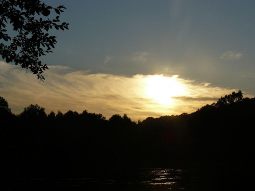 Zachód słońca nad wodą, super.
Proszę o ocenę i komentarz! #zachód #słońca #piękne #super #rzeka #woda #niebo