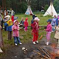 W plenerze najlepiej smakują pieczone kiełbaski.