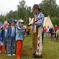 W plenerze najlepiej smakują pieczone kiełbaski.