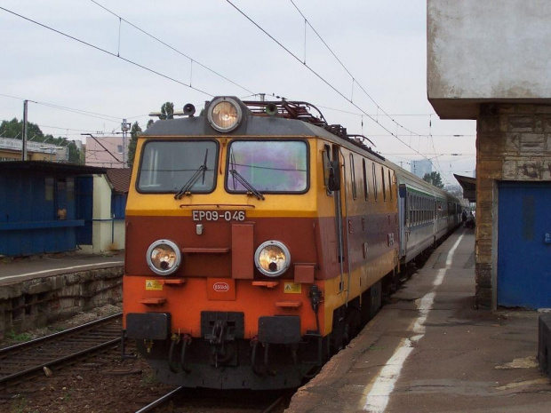 EP09-046.. Ostatnia Sprawiedliwa w klasycznym malowaniu.... Była. Teraz przechodzi NR i wyjedzie jako niebieski lok... Mi osobiście to pasuje. Przez całe życie EPoki były ciemnożółtę. Czas na zmiane :) Zdjęcie dokumentacyjne, nie artystyczne (peronówka)