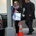 Ashley out and about in NYC-paparazzi listopad 2007