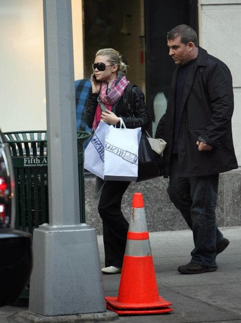 Ashley out and about in NYC-paparazzi listopad 2007