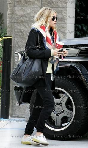 Ashley walking in LA-paparazzi listopad 2007