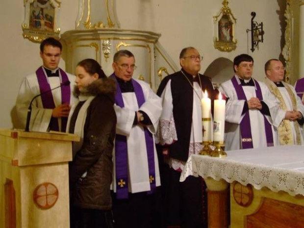 Ceremonia wprowadzenia ks. Pawła Sitarka na proboszcza parafii w Dąbrówce - 11.12.2007r.