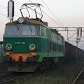 Et22-920 z węglarkami podczas postoju na stacji Ruda Kochłowice.
(Data wykonania : 08.12.2007)