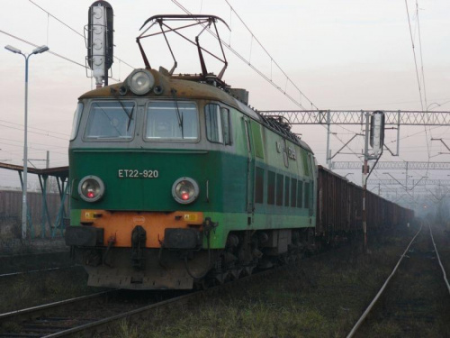 Et22-920 z węglarkami podczas postoju na stacji Ruda Kochłowice.
(Data wykonania : 08.12.2007)