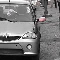 samochodzik z różowym dodatkiem #rzym #włochy #roma #italia #samochód #lusterko