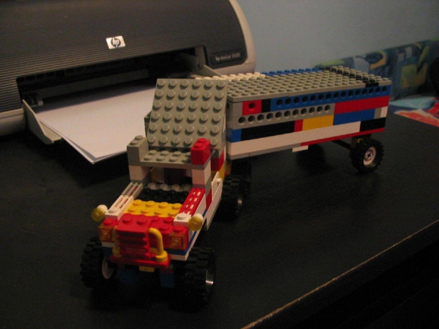 Modelik MACK'a z CONVOY'u z klocków LEGO