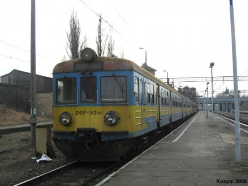 05.01.2008 EN57-943 + EN57-928 stoją i czekają na godzinę odjazu do Szczecina Gł.