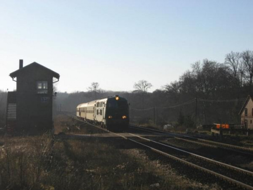 13.01.2007 (Dąbroszyn) SU45-240 z pociągiem pośpiesznym Kopernik do W-WA WSCH wjeżdża na stację i jedzie dalej.