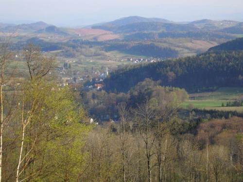 Widok podczas zjazdu z Przełęczy Jugowskiej w Górach Sowich (801 mnpm)