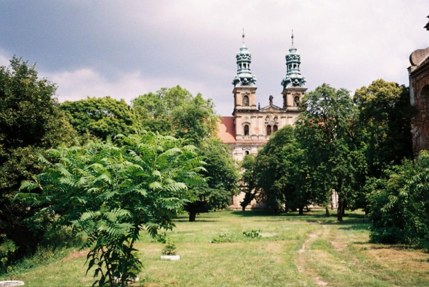 Ruiny opactwa cystersow w Lubiazu. Najwieksze opactwo cysterskie na swiecie. Po madryckim Escorial najdluzsza fasada w Europie. #OpactwoCysterskieWLubiazu #Lubiaz #Slask #Silesia #DolnySlask