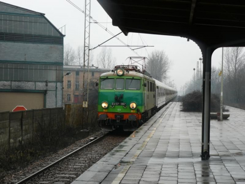 EU07-067 z pociągiem TLK ''Wielkopolanin'' relacji Poznań - Zakopane przejeżdża bez zatrzymania przez stację Świętochłowice. (po lewej stronie widoczne są zabudowania huty Florian)