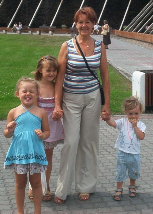 Moja żona Krysia z wnukami:Antkiem,Wiktorią i Martną.