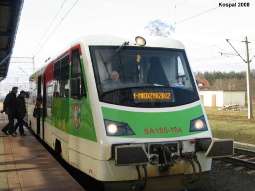 31.01.2008 (Rzepin) SA105-104 jako pociąg osobowy rel. Rzepin - Międzyrzecz gotowy do odjazdu.