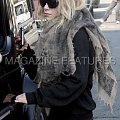 Ashley gets in her car in West-Hollywood and checks out a house-paparazzi styczeń 2008