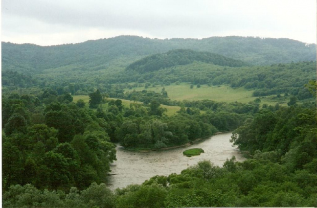 widok na rzekę San #Bieszczady #dolina #San