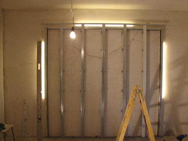 moja podświetlana ścianka w sypialni, na której będzie namalowana Calia