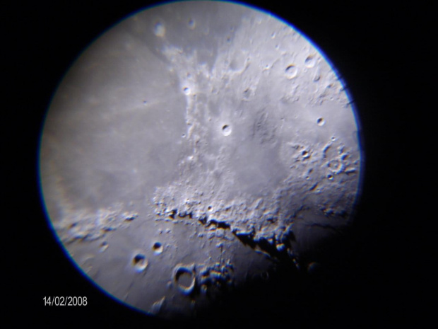 Księżyc a właściwie księzycowe Apeniny i krater Archimedes widziany przez teleskop w powiększeniu 300 razy #Apeniny #GóryNaKsiężycu #Kiężyc #księżyc #moon #teleskop #Archimedes