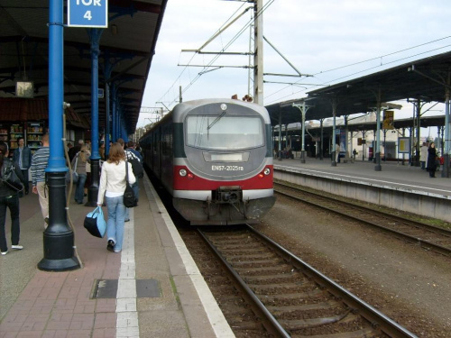 EN57-2025 przy peronie 4 na dworcu Szczecin Główny