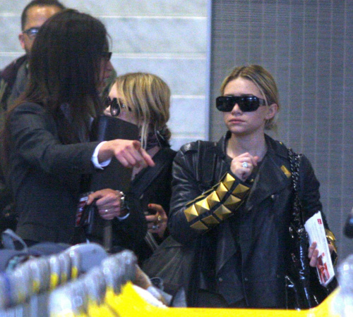 MK and Ash arrive in Paris-paparazzi luty 2008