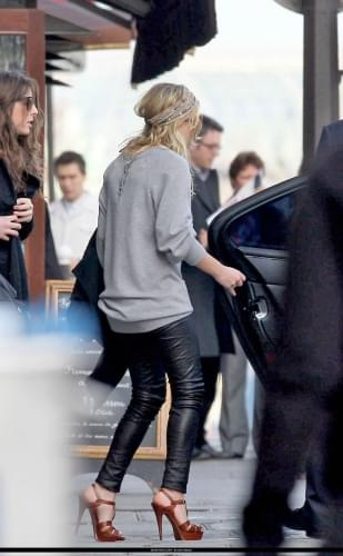 Ash going to Chanel fashion show-paparazzi luty 2008