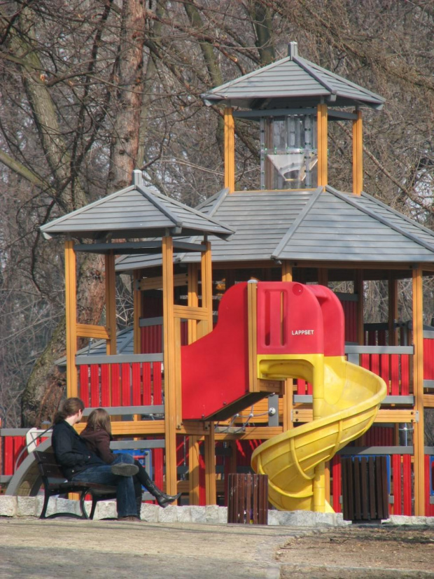 Nowe plastikowe place zabaw zastąpiły stare drewniane. Stale placyki zabaw może nie aż tak rozbudowane i mniej atrakcyjne te przyciągały dzieciaki. #park