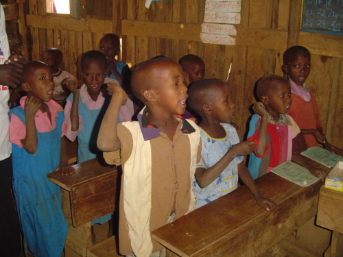 Szkoła Masajów wspaniałe dzieciaki pięknie śpiewały; School of Masai