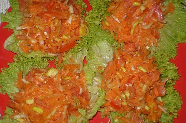 Surówka z marchewki z dodatkami.Przepisy: www.foody.pl , WWW.kuron.pl i http://kulinaria.uwrocie.info/ #surówki #jedzenie #kulinaria #marchew