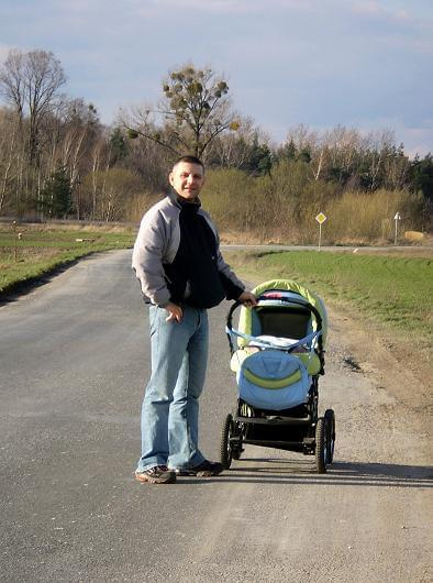 ja (tam w wózku jestem) z tatusiem na spacerku:)