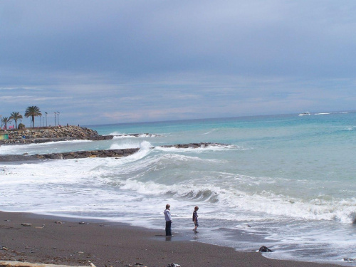piękny ale chłodny dzień z wzburzonym morzem liguryjskim