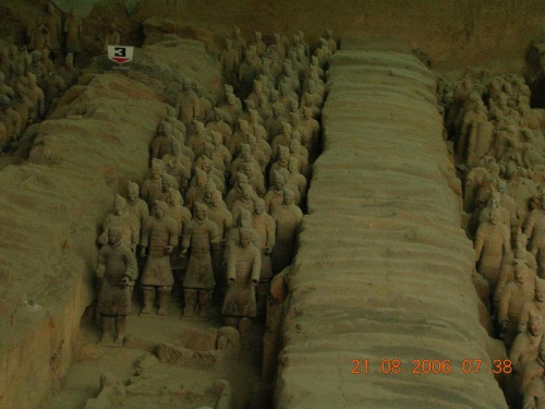 Wykopaliska -terakotowa armia strzegąca grobu cesarza