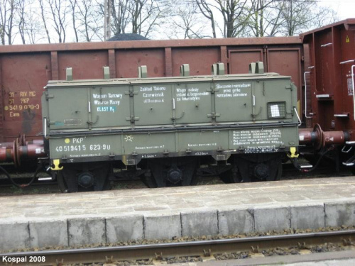 19.04.2008 (Czerwieńsk) Wagon tarowy z ZT Czerwieńsk w składzie towarowego.