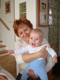 Zadowolony na maxa - Babcia lubi mnie trzymać / nosić na rączkach :)