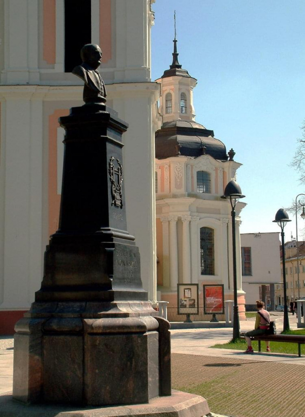 Kościół św. Katarzyny, jedna z ładniejszych barokowych świątyń Wilna, znajduje się przy ul. Wileńskiej 30 (Vilniaus gatve). Wzniesiono go w XVII w., a gruntownie przebudowano w wieku XVIII.
Tuż przy kościele popiersie S. Moniuszki z 1922 r.