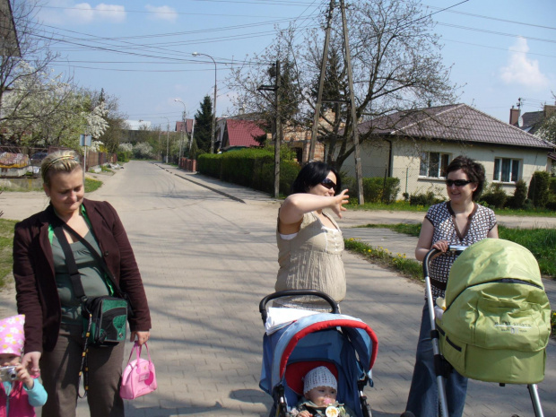 kawałek Karolinki, ciocia Madzia ja i mamunia, ciocia Niunia i Bartuś.... na spacerku