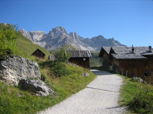 Garghele - pierwsze szopy na Alta Via delle Dolomiti (szlak nr. 607) w kierunku Rif. Fuciade #góry #Dolomity #Włochy