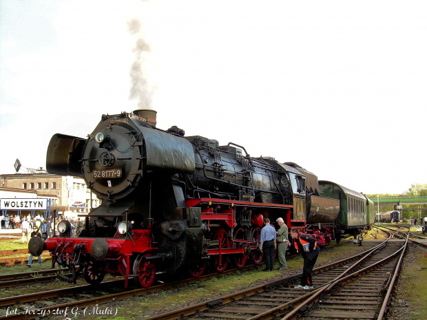 BR 52 8177 rozgrzewa się ze składem do Berlina.