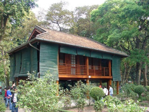 Drewniany domek, w którym Ho Chi Minh spędził wiele lat życia, Ha Noi