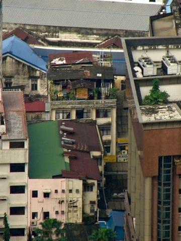 widok z wieży TV (Menara Kuala Lumpur) na hotelik Travellers Home, gdzie mieszkałem