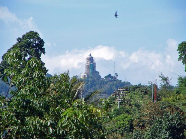 Widok z punktu widokowego na budowaną statuę Buddhy na wzgórzu Nakkerd (Khao Nakkerd), wyspa Phuket