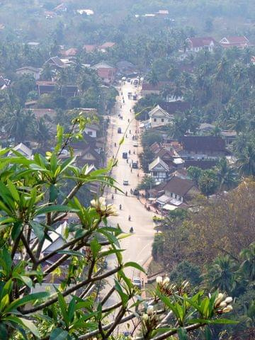 widok ze wzgórza Phu Si na ulicę, Luang Prabang