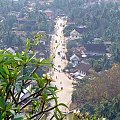widok ze wzgórza Phu Si na ulicę, Luang Prabang