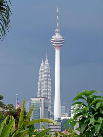 Kuala Lumpur Orchid Garden Ogród Orchidei) i widok na Petronas Towers oraz Menara Kuala Lumpur