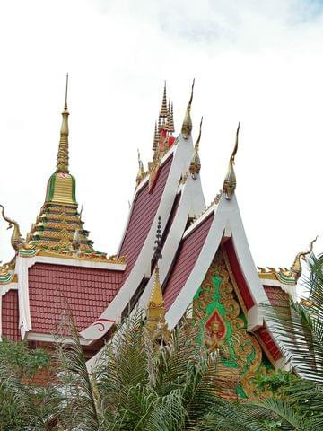 nowo zbudowana świątynia w Vientiane obok Pha That Luang