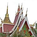 nowo zbudowana świątynia w Vientiane obok Pha That Luang