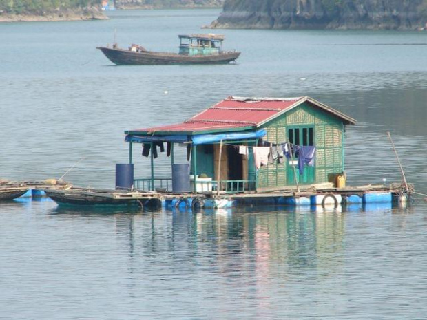 Dom na wodzie, Zatoka Ha Long na północy Wietnamu